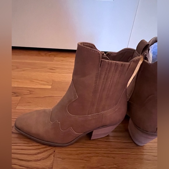 Dolce Vita tan leather boots. Size 8. Brand new with box. - Picture 5 of 8